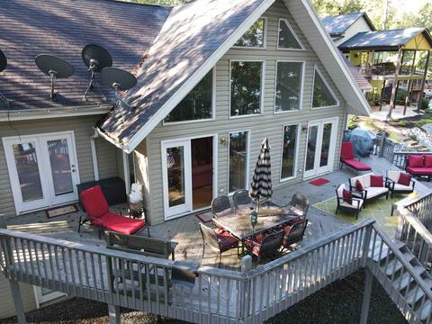 Swaying Oaks Lakeside Retreat