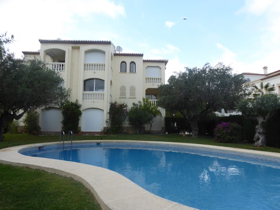 Jardin et piscine de la résidence