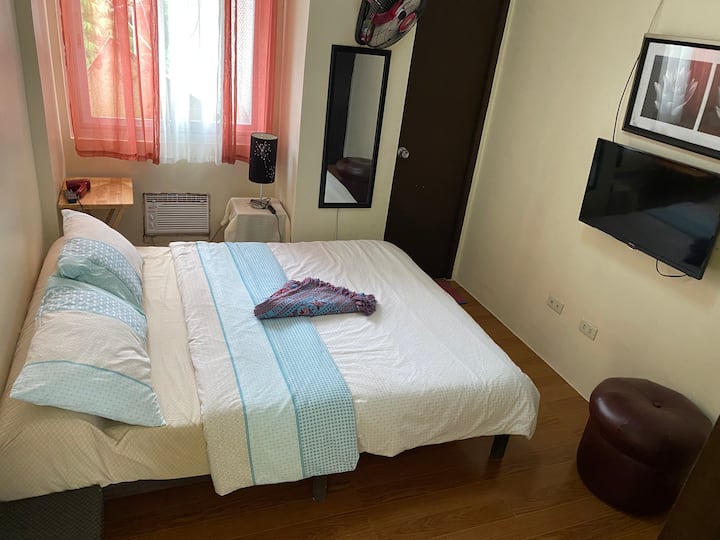 ห้องนอนใหญ่มีเครื่องปรับอากาศรองรับได้สูงสุด 3 คนอย่างสะดวกสบาย (พร้อมที่นอนเสริมพร้อมให้บริการ) เพียงติดต่อผู้ดูแลของเรา