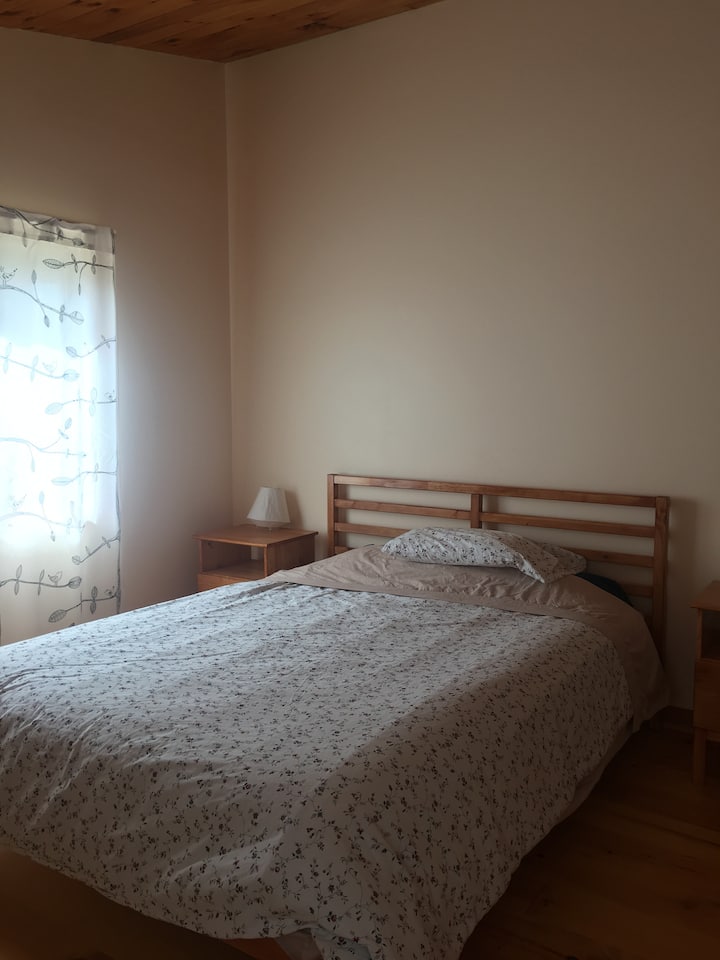 Dormitorio #3 - cama queen, techo de la catedral