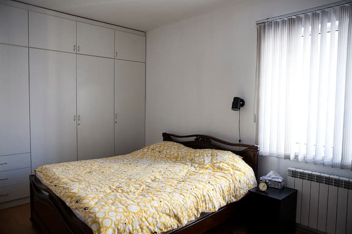 Bed, plus kastruimte. 