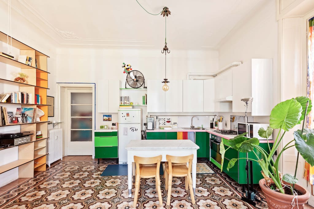 The equipped kitchen & the dining table