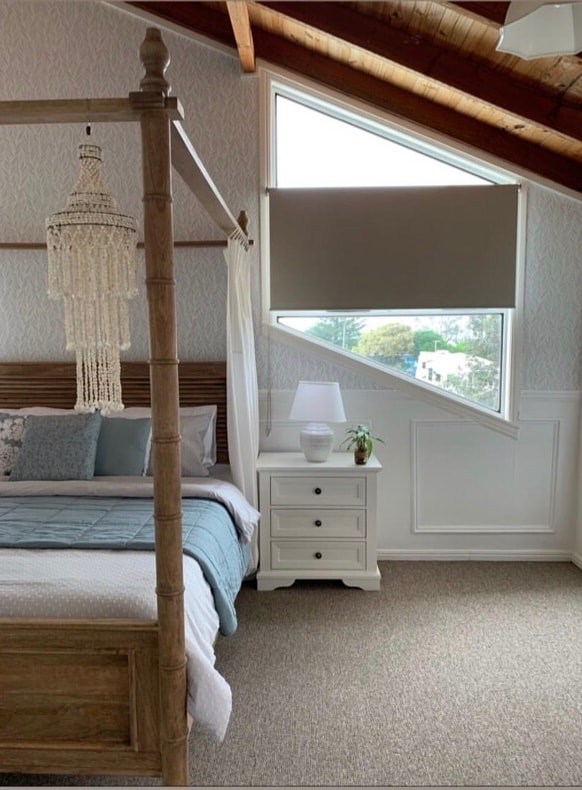 Golema glavna spavaća soba s BRAČNIM krevetom. Možete vidjeti plažu kroz te prozore. 