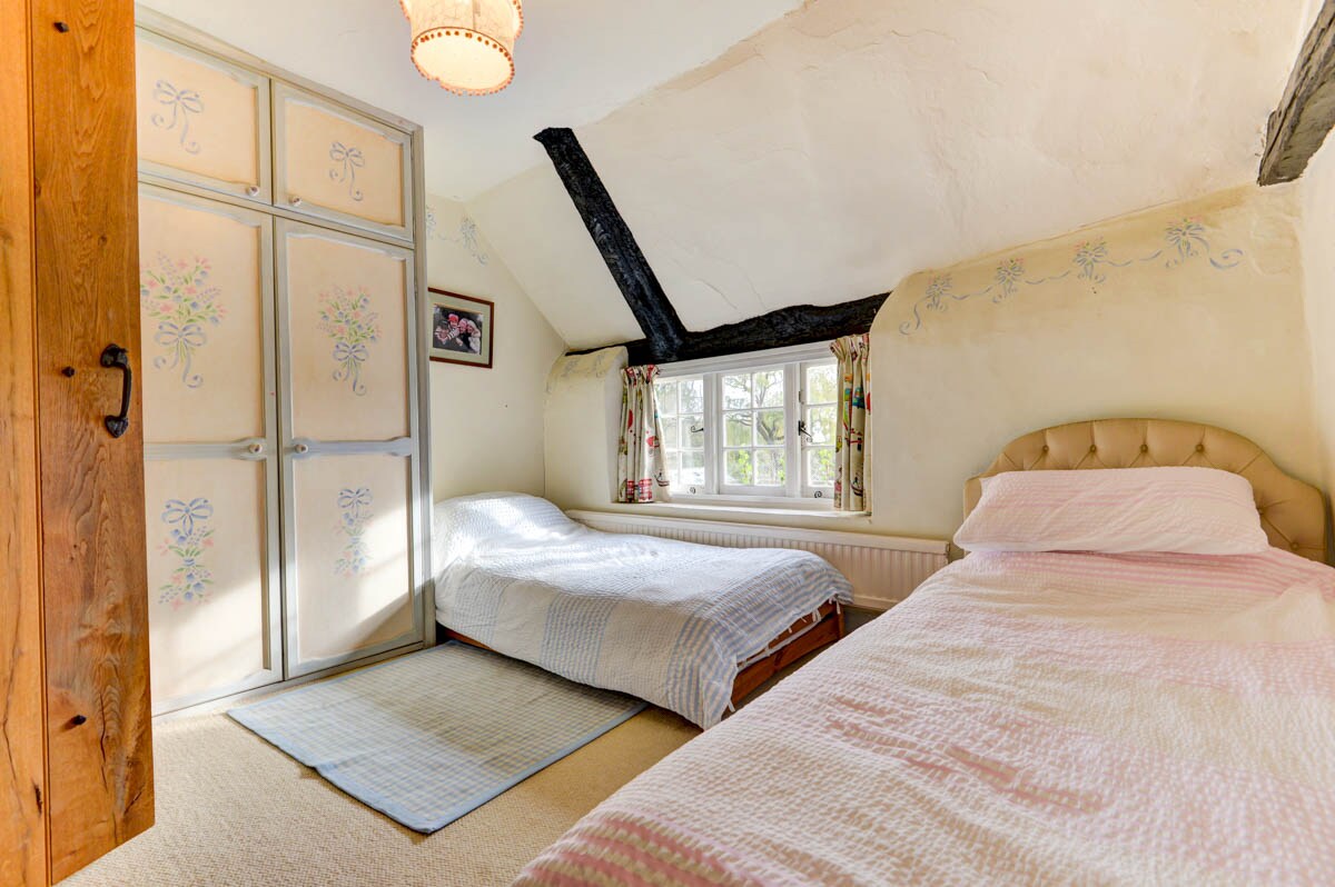 Vitanda hivi viwili vya mtu mmoja viko chini kwa hivyo hakuna hatari ikiwa watoto wadogo watatoka