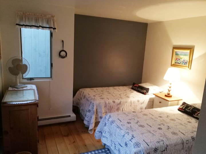 Dormitorio de arriba #2, dos camas individuales, baño compartido con el dormitorio #1