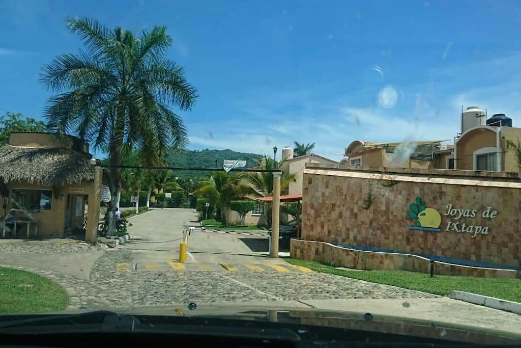 Entrada al fraccionamiento Joyas de Ixtapa
