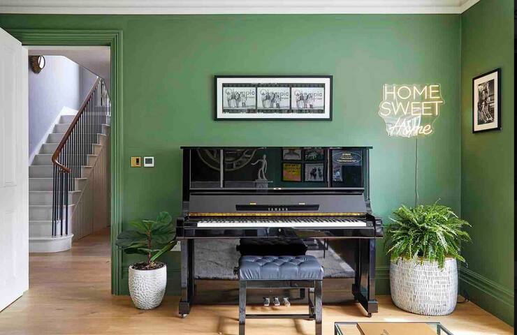 Beautiful 5-bed home with drive & stunning garden gallery image 3