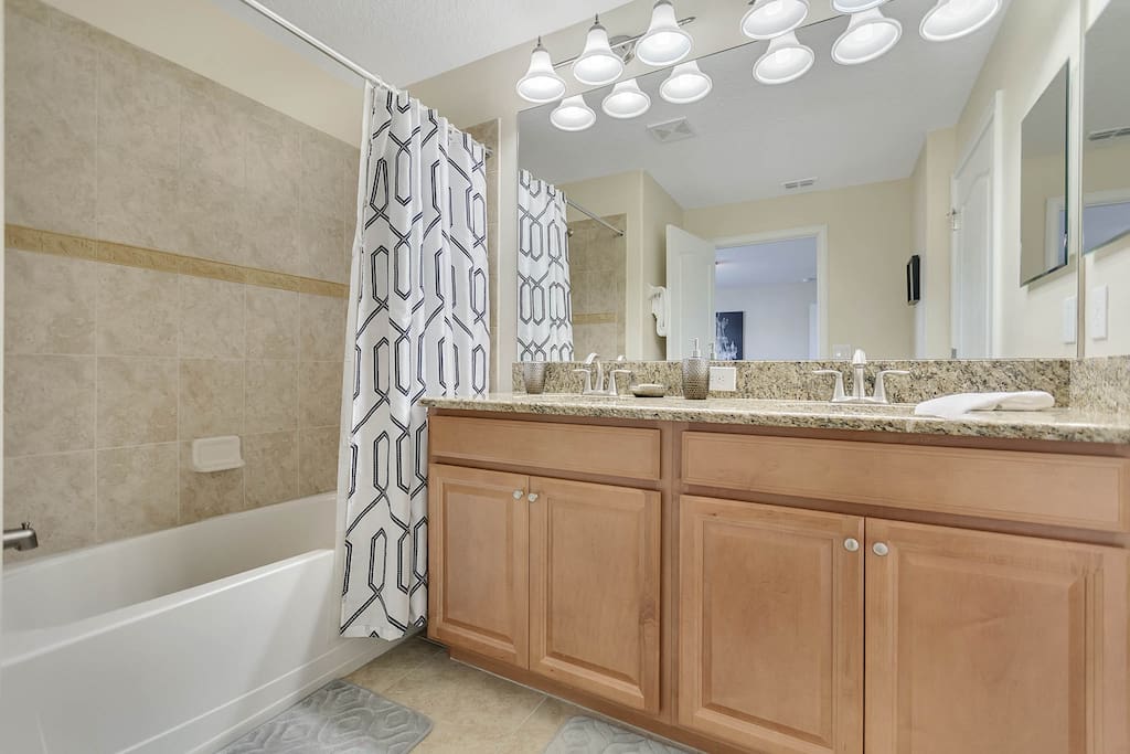 Master Bathroom: Upper Level