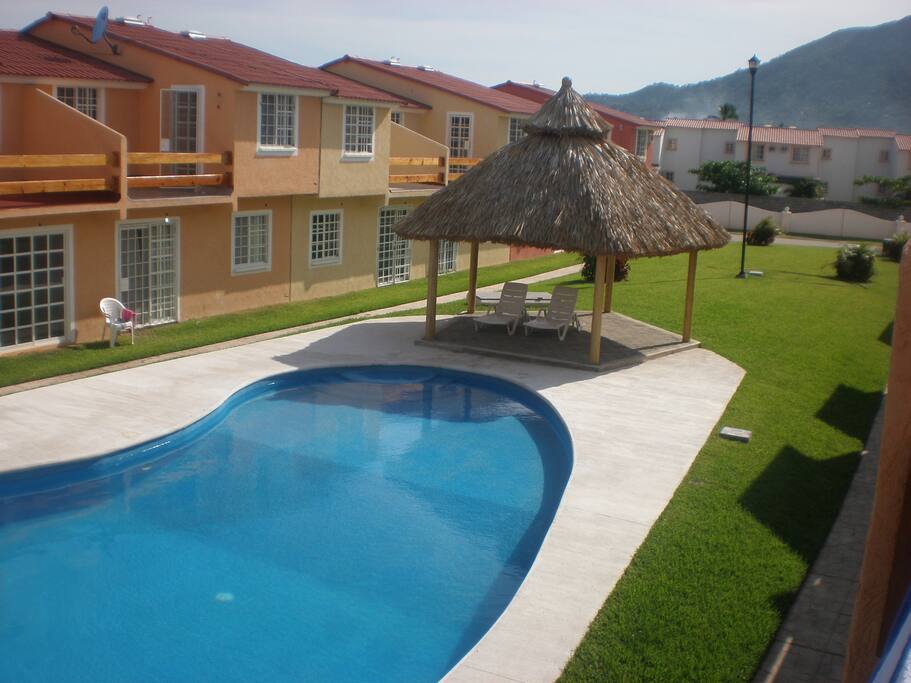 Alberca compartida para 21 casas, bardeado