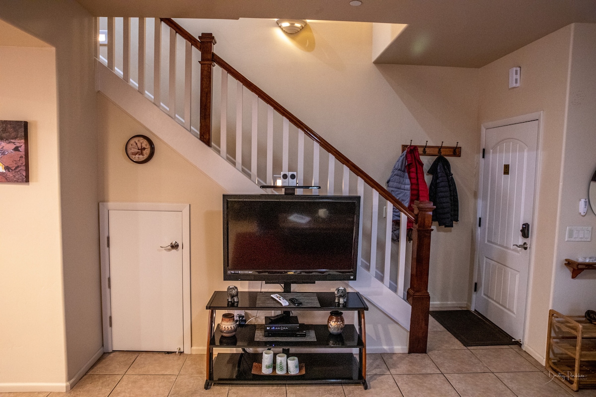 Top Airbnb: Beautiful 2BR, 2.5 BA condo, Hot Tub, great view in Village Of Oak Creek (Big Park)