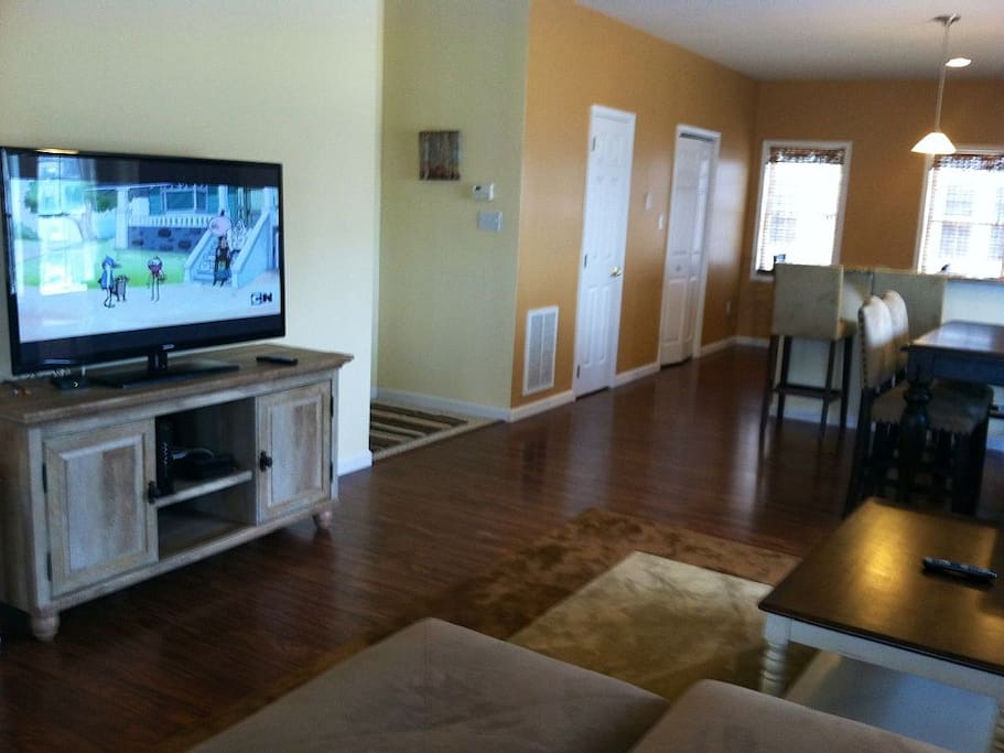 Big 50"Flat Screen TV and Plenty of Room in the living area