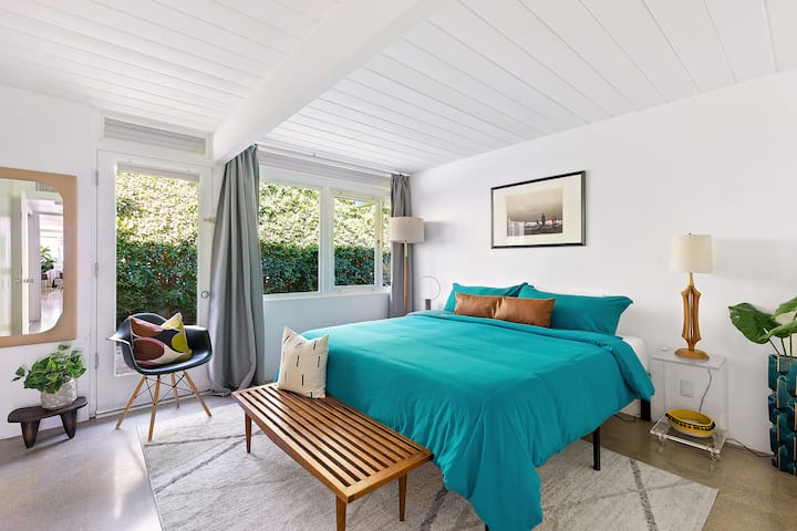 חדר שינה מרווח לאורחים עם ארון גדול. שני חלוקי ספא המסופקים לשימוש בתוך הבית/מחוץ לבית. המיטה תסודר עם מזרן זיכרון בצפיפות גבוהה, אך ניתן להמיר אותה לשתי מיטות XL עם צפיפות גבוהה לפי בקשה. 