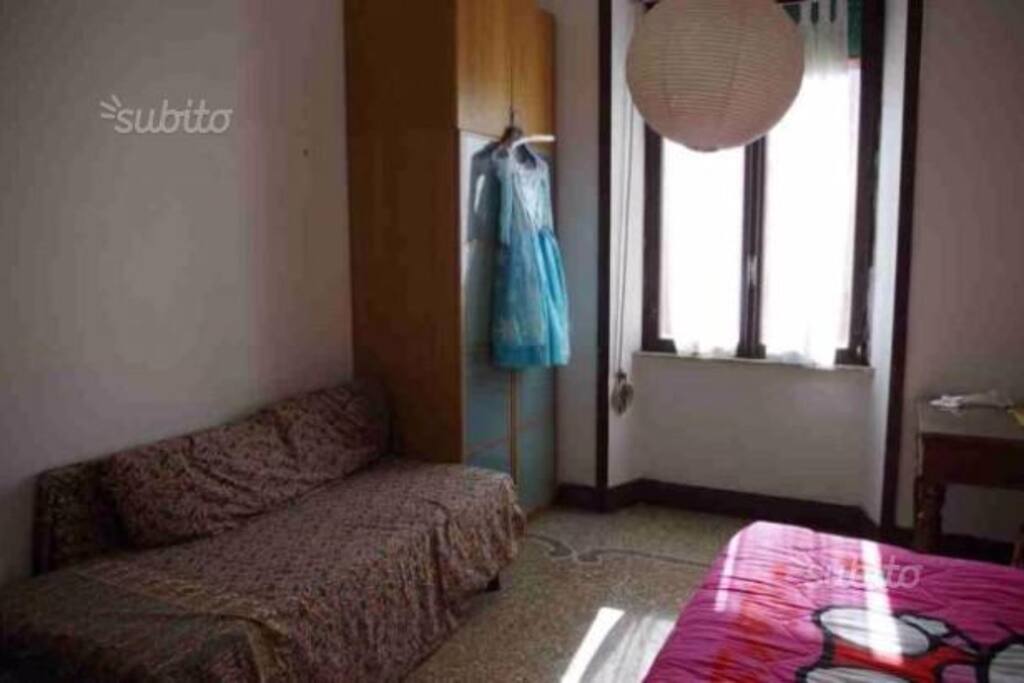 camera con letto matrimoniale e singolo