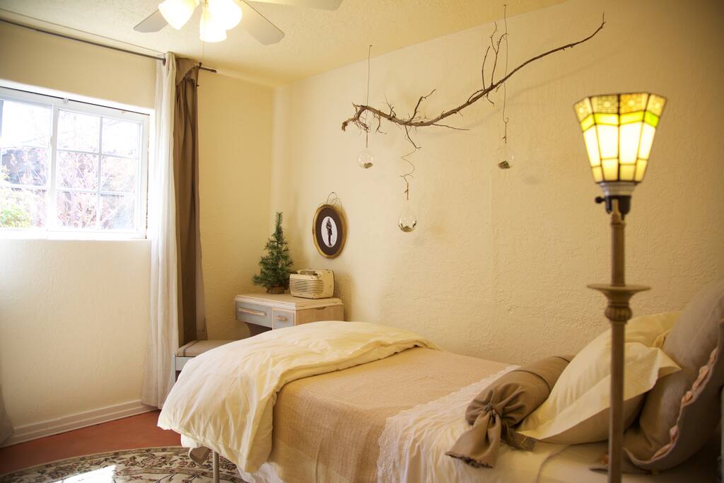 AMELIA EARHART
sweet, single, luxury linens