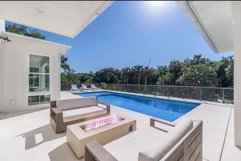 Custom designed stunning 5 bedroom beach house