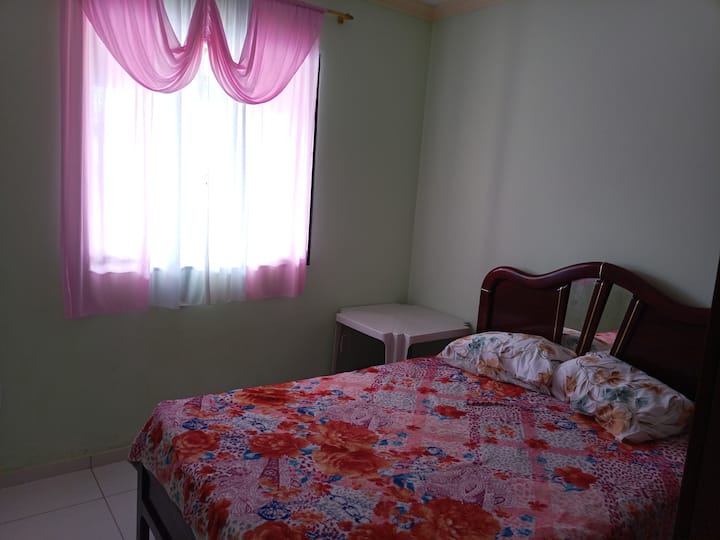 Спалня 01:
Събудете се от първите слънчеви лъчи на хоризонта, като влезете през прозореца и ви предложите красив ден напред.
Двойно легло с възглавници и олекотена завивка.