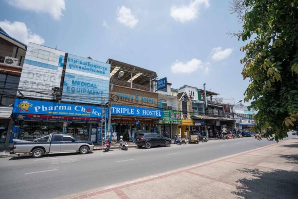 Triple S Hostel just before Thapae Gate