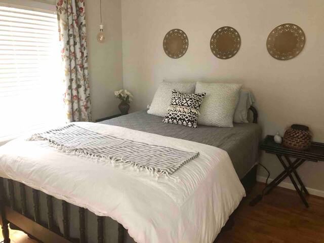 FEMALES ONLY- Cute!!  Vintage cottage bedroom