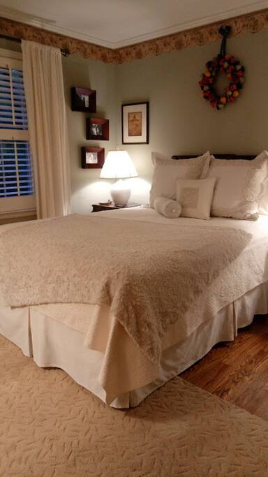 QUEEN BED