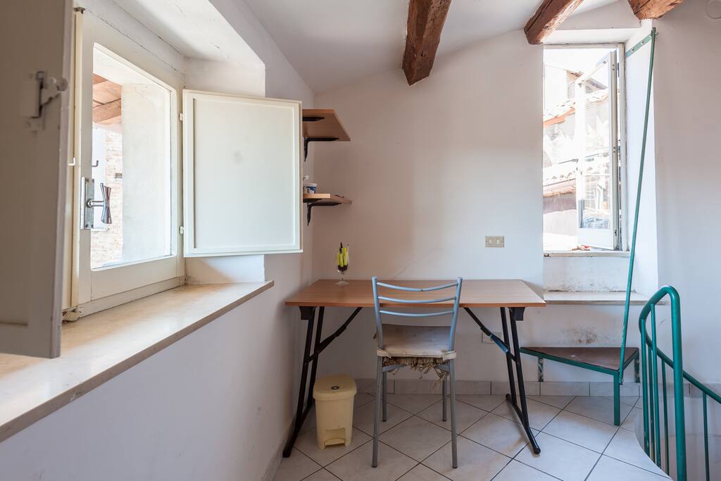 Scrivania angolo studio/lavoro, accesso al terrazzo.