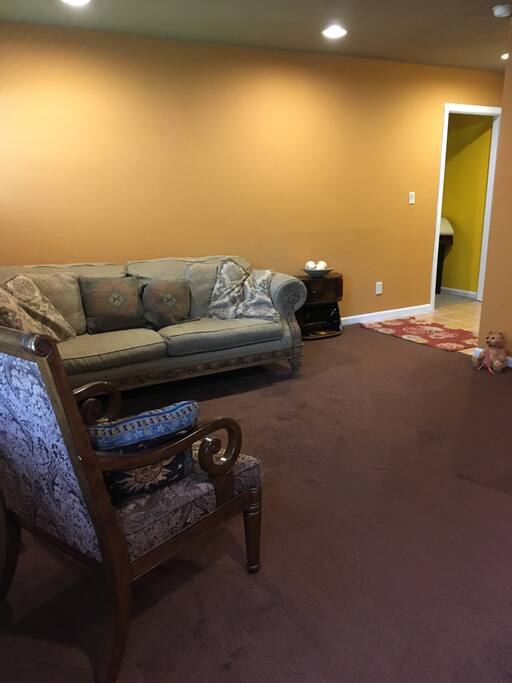 Living room/ tv with DVD player