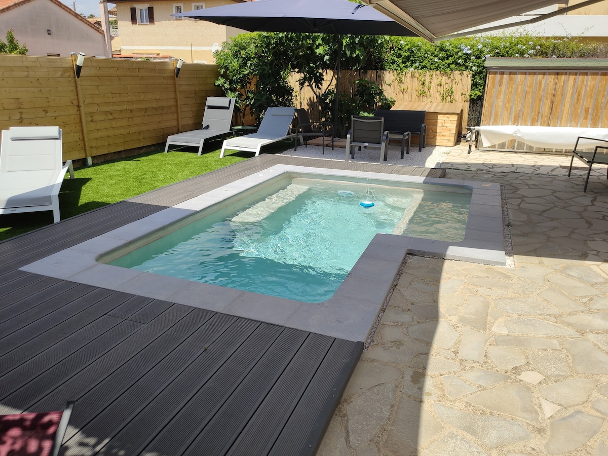 Erfolgreiche Airbnb-Immobilie: Bottom of villa, swimming pool, terrace 150 from the sea in Villeneuve Loubet