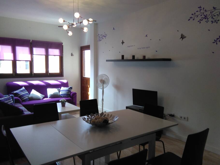 Salón comedor, con salida al balcón.