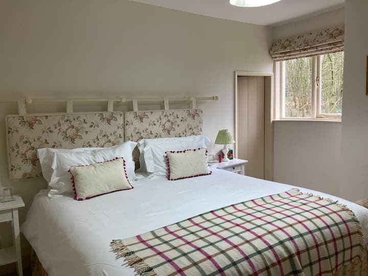 غرفة النوم الرئيسية بغرفة النوم الداخلية بسرير مقاس كينج فائق.