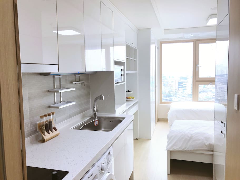A clean kitchen complete with cooking utensils