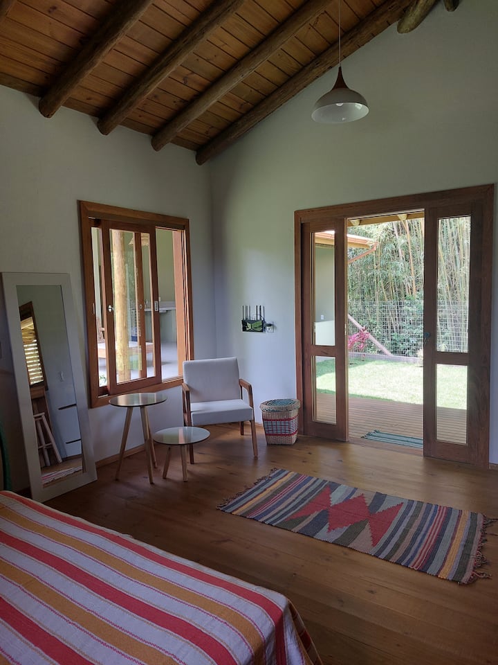 Green Earth Suite. ფართო და კომფორტული საწოლი, კონდიციონერი და აღჭურვილი მინი-სამზარეულო. Აივანი ბუნების ხედებით, იდეალურია დასასვენებლად.