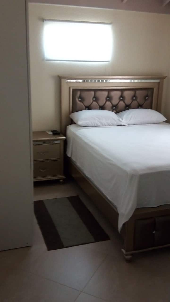 חדר שינה אחד...טלוויזיה/מיזוג אוויר וחדר רחצה צמוד.