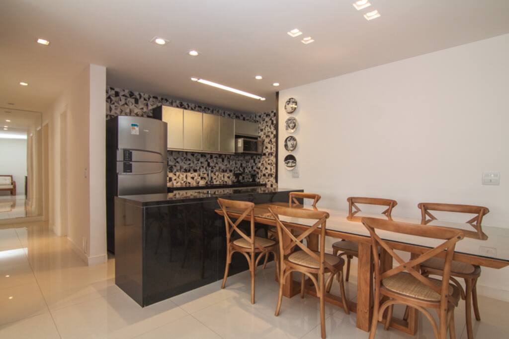 Sala de jantar e cozinha americana