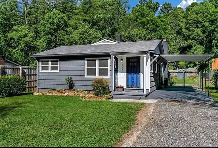 The Black Bear Bungalow <10 Mins To Dt Asheville - Asheville, NC