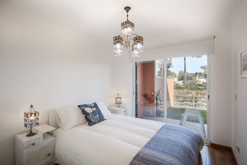 Room flamingos. 1 double bed