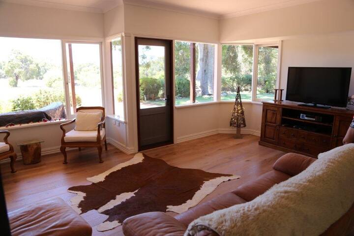 Country House with gardens,paddocks and dam. gallery image 3