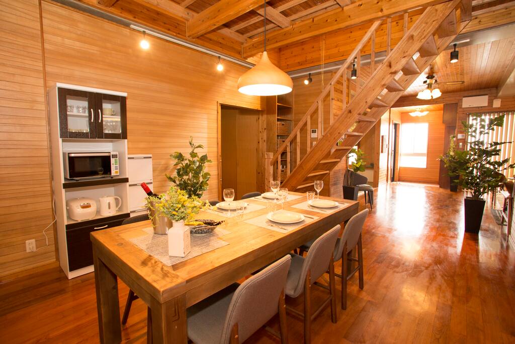 The kitchen comes with gas stove, a refrigerator, a microwave, and plenty of cooking and eating utensils to make your stay as easy as possible. ガスコンロキッチンや冷蔵庫、電子レンジ、さらに調理器具や食器も一揃い備えていますので、 暮らしているかのようなステイが可能です。