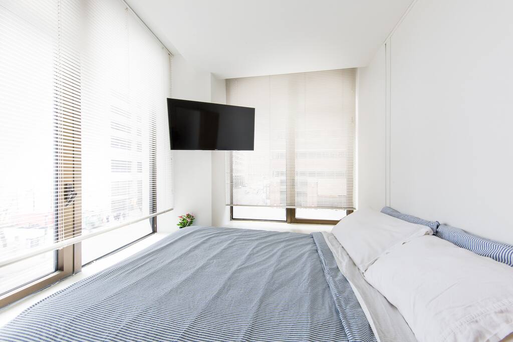 Full size bed