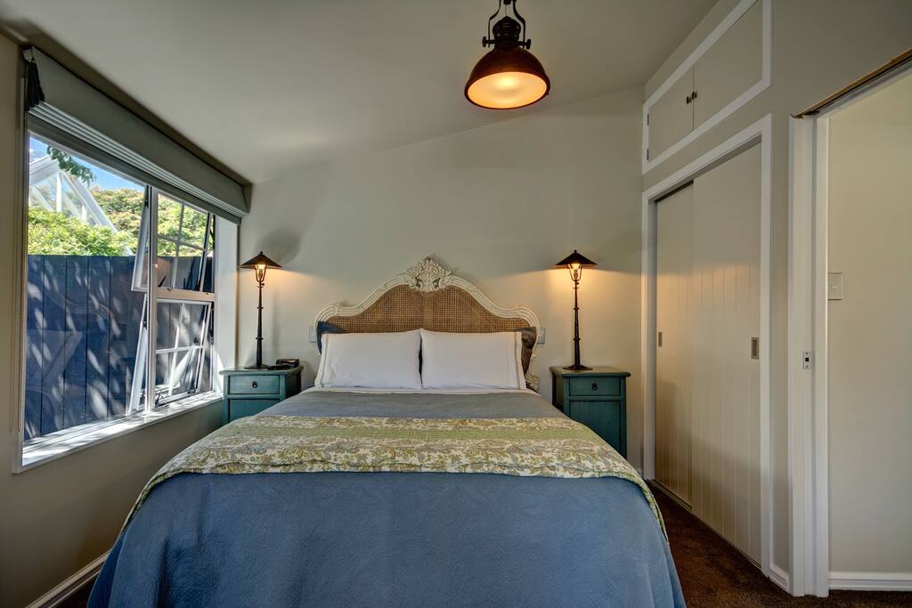 Comfy queen bed, full wardrobe including drawers
