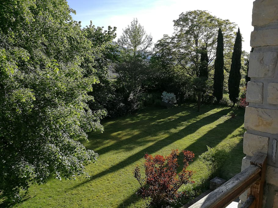 Vue du balcon de la chambre, donnant sur le jardin, plein sud.