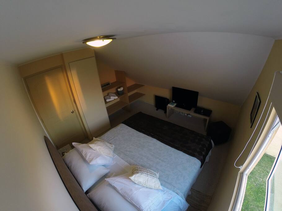 Habitación privada con cama King, TV Led 32" con tv satelital, wifi.