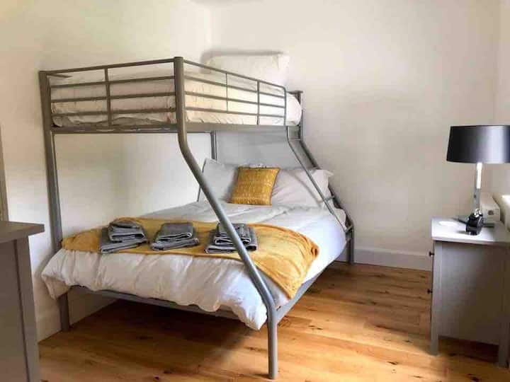 Სამადგილიანი საძინებელი 