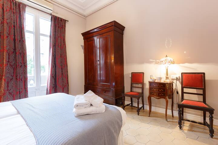 7 Bedroom apartment in city centre- Classic Style gallery image 4