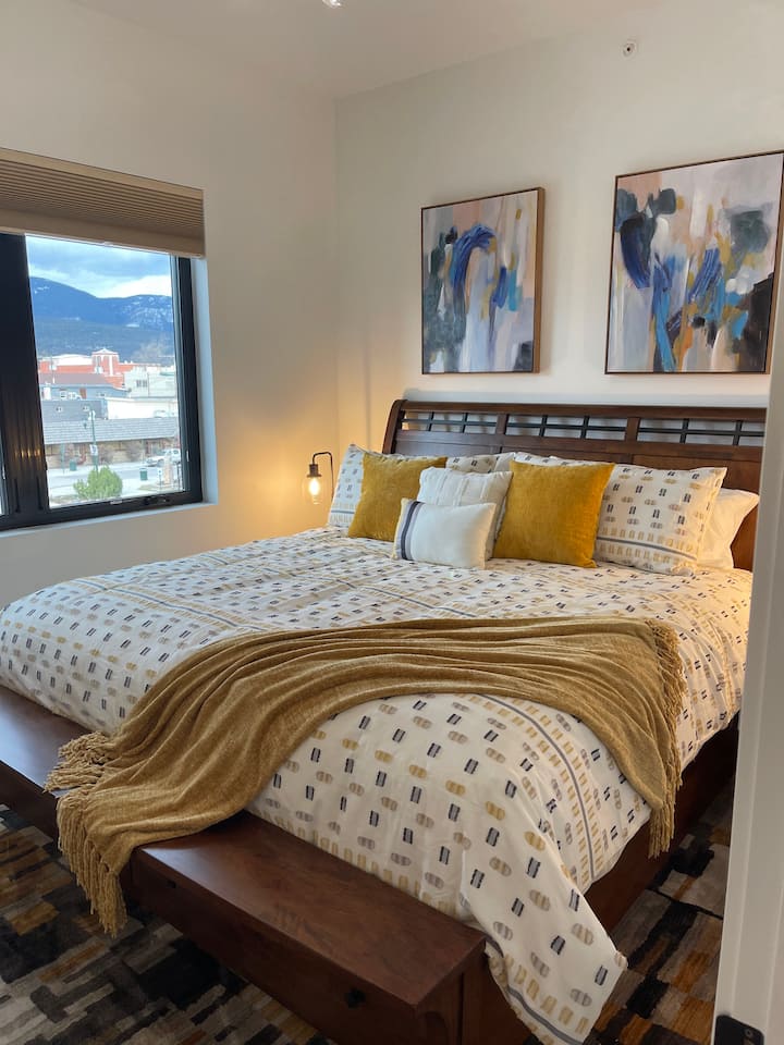 Dormitorio de invitados con cama tamaño King.
