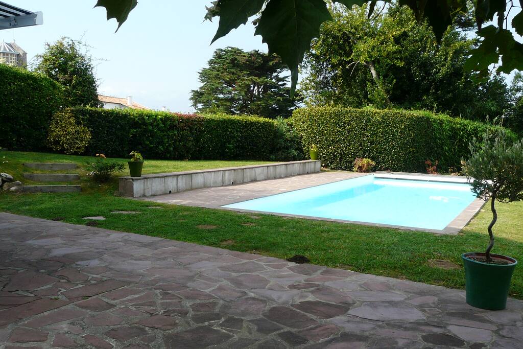 Piscine chauffée, protégée par un volet électrique