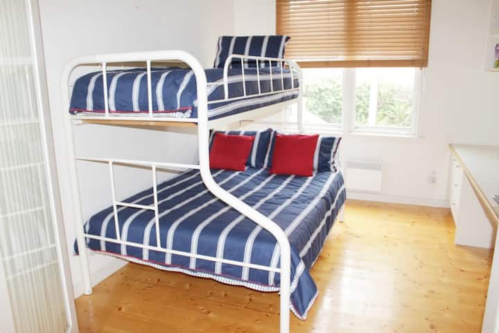 Საძინებელი 4 - ორსართულიანი საწოლი ორადგილიანი მატრასით ქვედა ნაწილში და ერთადგილიანი ლეიბი თავზე.

Ელექტრო პანელის გამათბობელი სითბოსთვის და პორტატული ვენტილატორი გაგრილებისთვის.