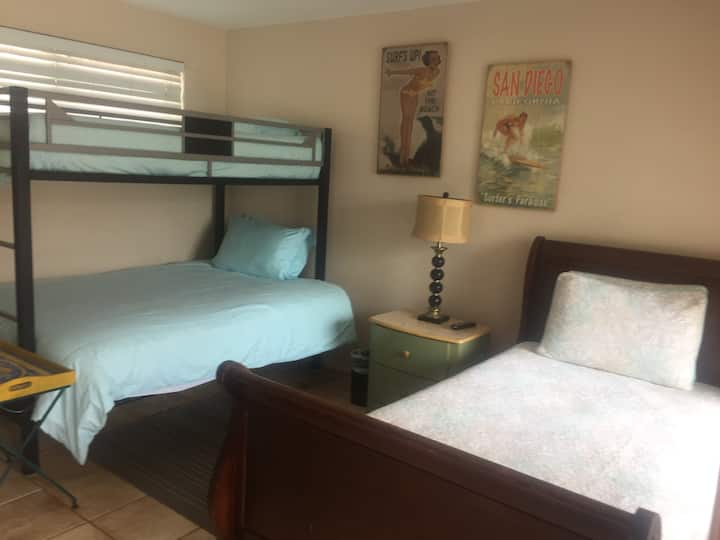 1. zadná  spálňa 
Poschodová posteľ so spodnou manželskou posteľou a horným oddeleným lôžkom
Dvojlôžko pri okne do dvora 