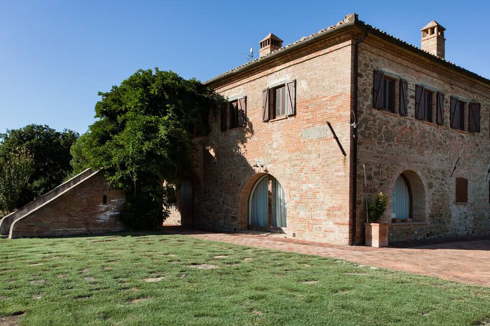 A brick farmhouse on an organic wine estate, Castiglione del Lago, Umbria, Italy, photo 8 of 10