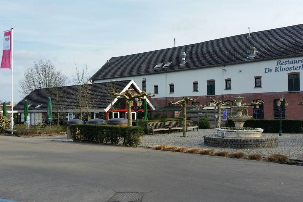 Restaurant am Eingang zum Park.