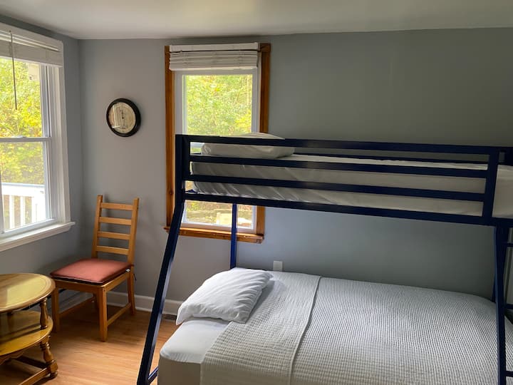 سرير بطابقين، غرفة نوم في الطابق الأول. سرير مزدوج فوق سرير كامل. 