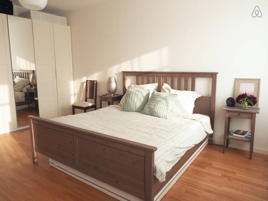 It also comes with lots of storage space and a full-sized mirror